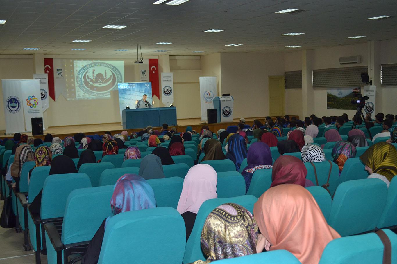 Rize'de 'Vahyin Yetiştirdiği Gençler' konferansı